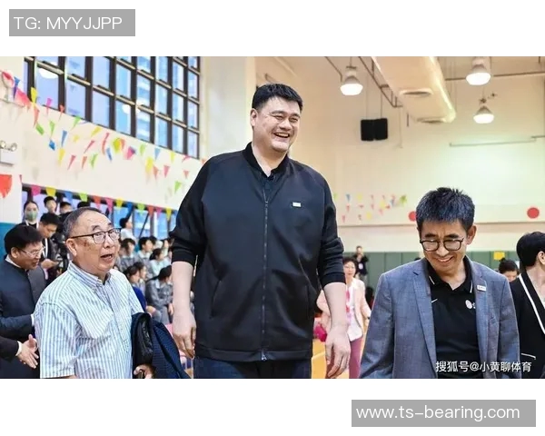 姚明热情鼓掌为男篮加油助威展现中国篮球新风貌