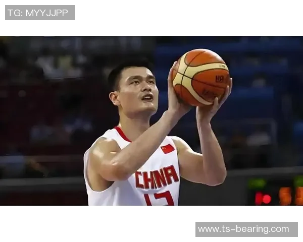 姚明在北京高举国旗展现体育精神与民族自豪感的壮丽时刻