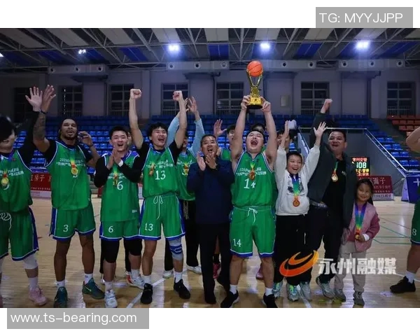 明星与篮球明星之间的互动瞬间揭示了什么样的友谊与合作关系
